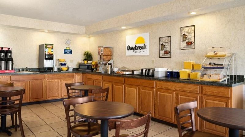 Rodeway Inn & Suites Monroeville-Pittsburgh, room with private jacuzzi, photo 7