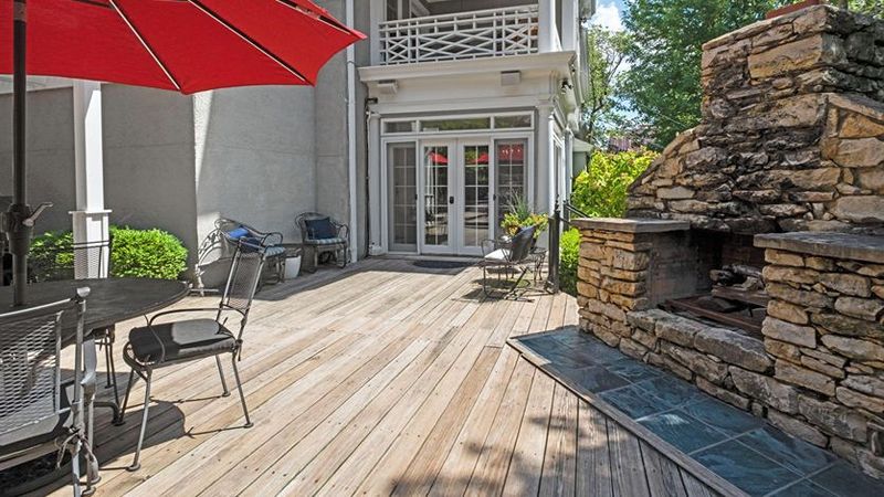 Southmoreland on the Plaza an Urban Inn, room with private jacuzzi, photo 6