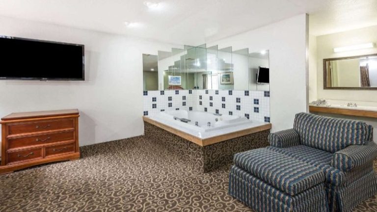 Super 8 by Wyndham Pittsburgh/Monroeville