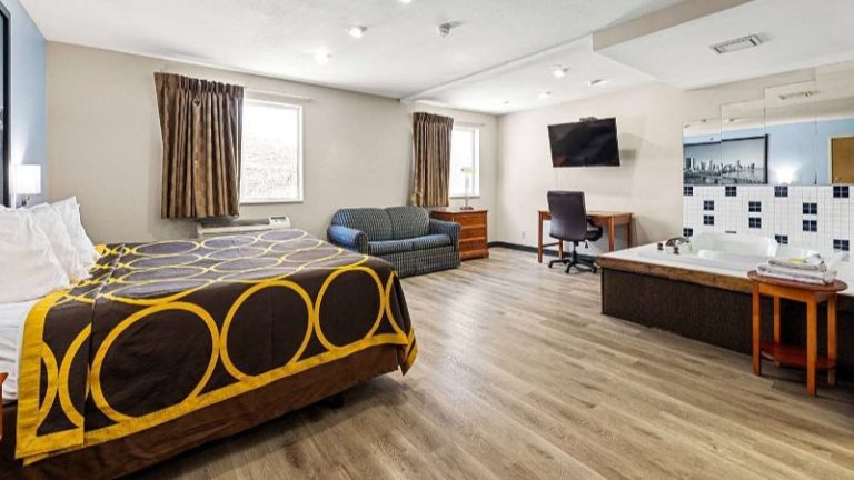 Super 8 by Wyndham Pittsburgh/Monroeville