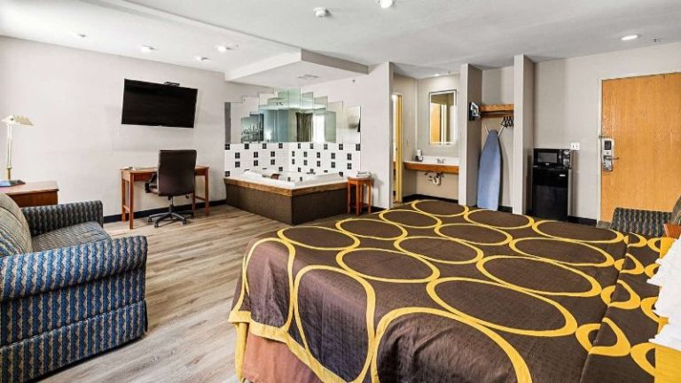 Super 8 by Wyndham Pittsburgh/Monroeville