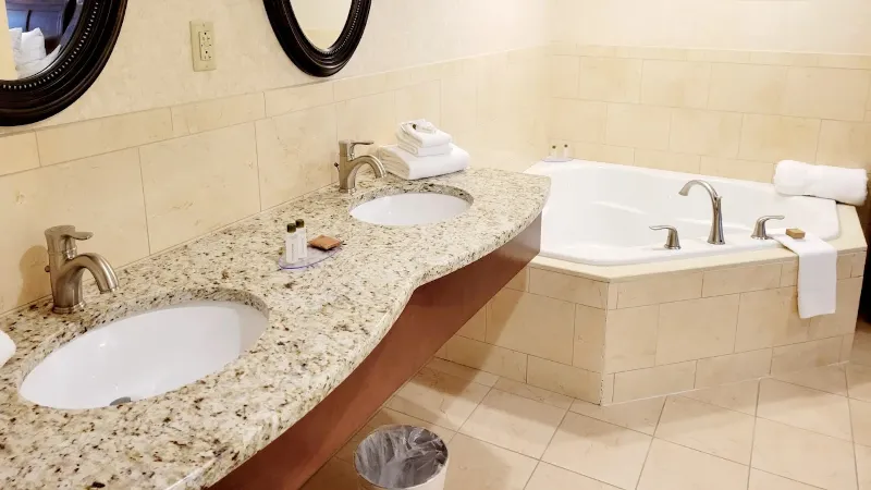 Bangor Grande Hotel & Conference Center, room with private jacuzzi, photo 2
