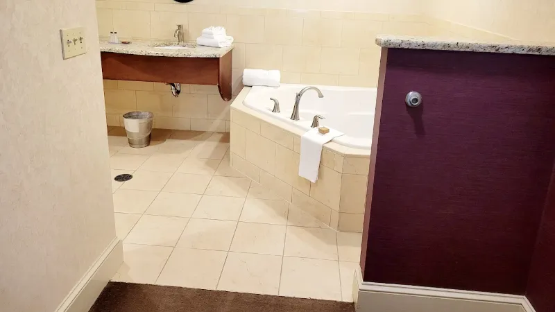 Bangor Grande Hotel & Conference Center, room with private jacuzzi, photo 3