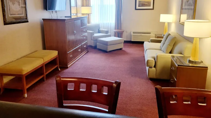 Bangor Grande Hotel & Conference Center, room with private jacuzzi, photo 6