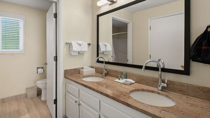 Best Western Inn At Face Rock, room with private jacuzzi, photo 3