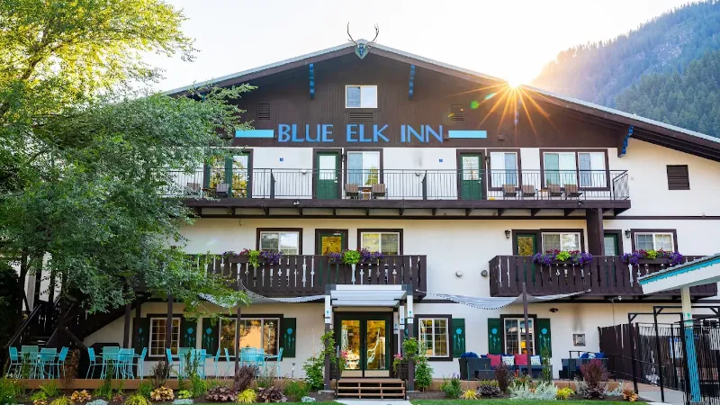 Blue Elk Inn, room with private jacuzzi, photo 8