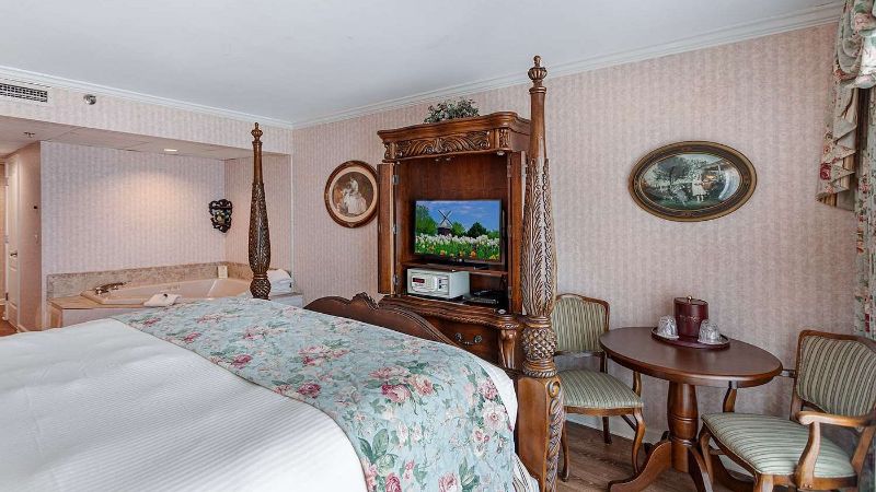 Boardwalk Plaza Hotel, room with private jacuzzi, photo 2
