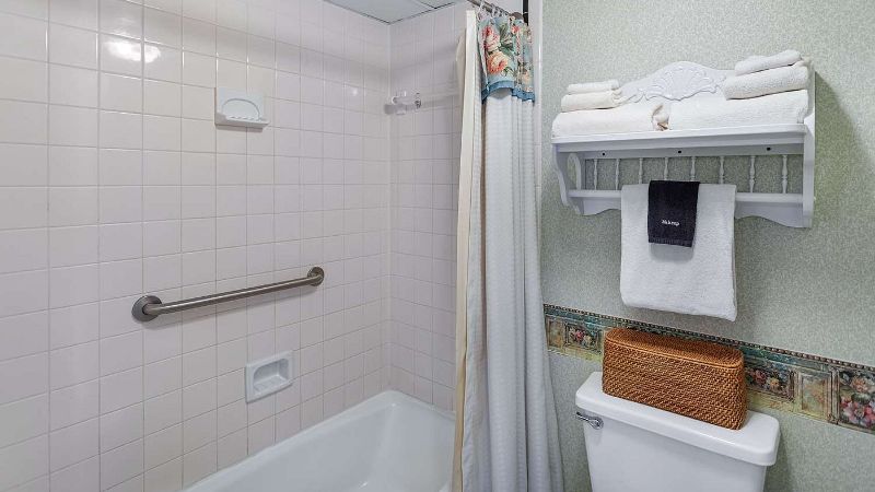 Boardwalk Plaza Hotel, room with private jacuzzi, photo 3