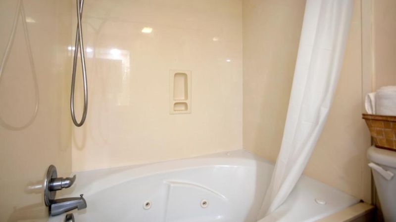 Edgewater Inn, room with private jacuzzi, photo 2