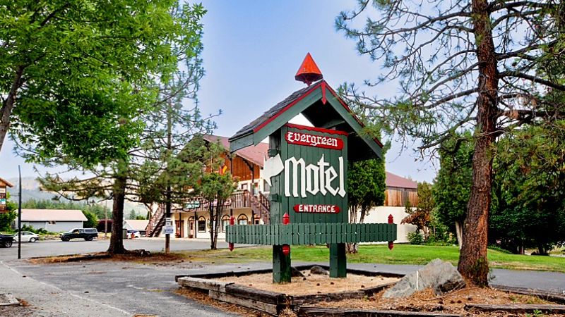 Evergreen Inn, room with private jacuzzi, photo 6