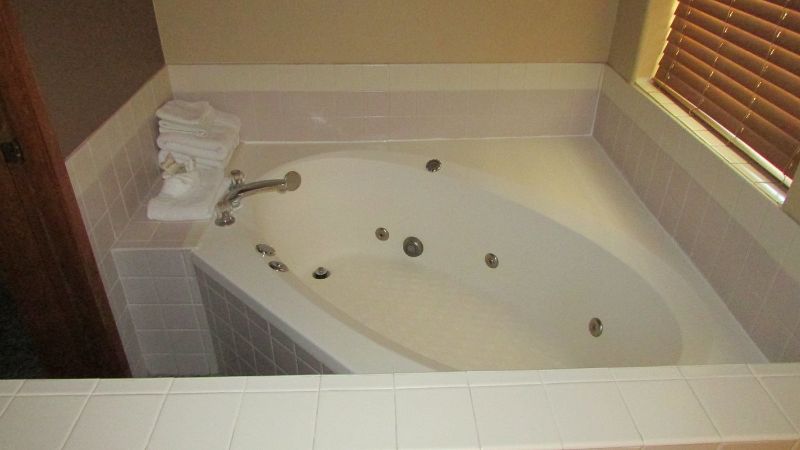 Fairbridge Inn & Suites Leavenworth, room with private jacuzzi, photo 2