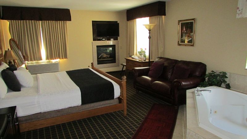 Fairbridge Inn & Suites Leavenworth, room with private jacuzzi, photo 3