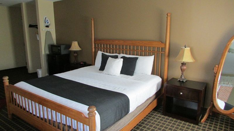 Fairbridge Inn & Suites Leavenworth, room with private jacuzzi, photo 4