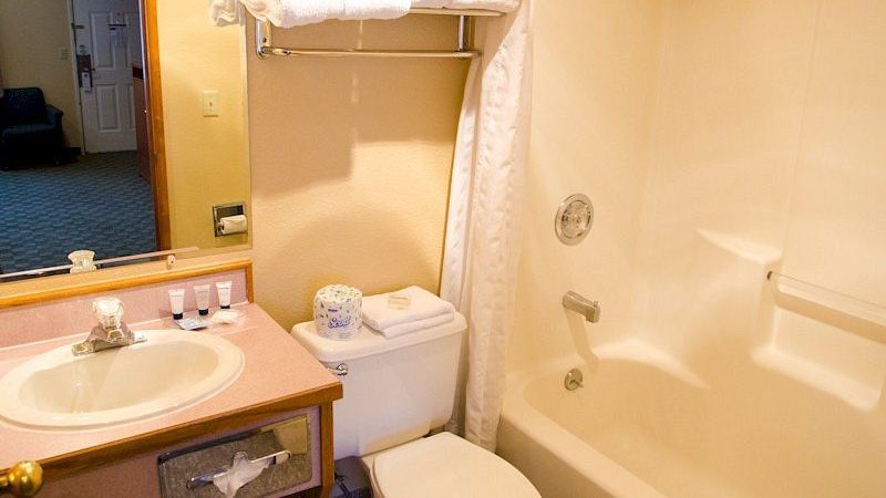 Fairbridge Inn & Suites Leavenworth, room with private jacuzzi, photo 5
