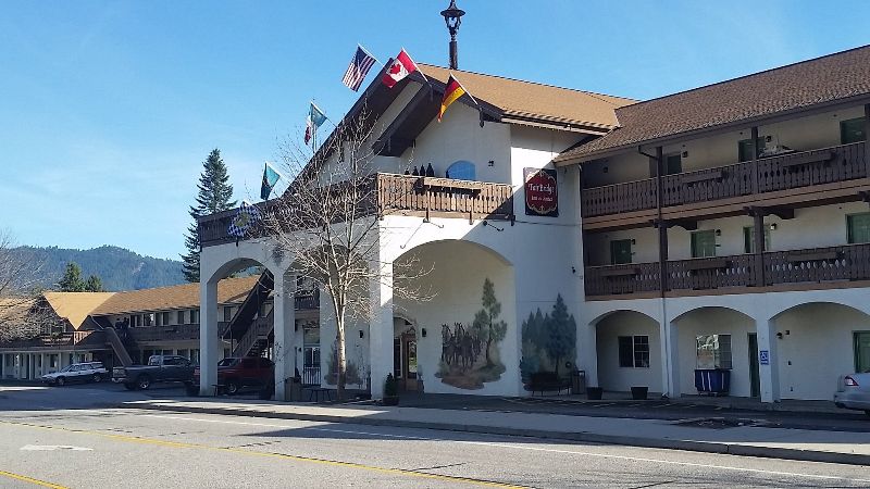 Fairbridge Inn & Suites Leavenworth, room with private jacuzzi, photo 6