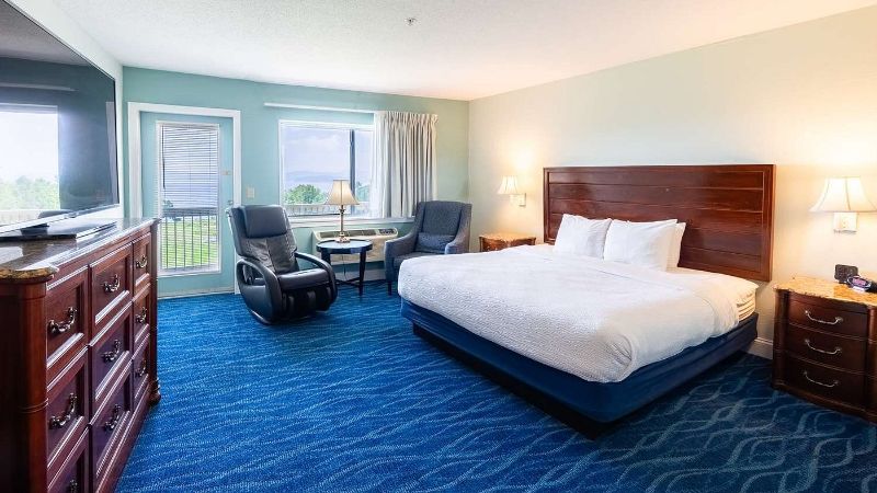 Fireside Inn & Suites, room with private jacuzzi, photo 2