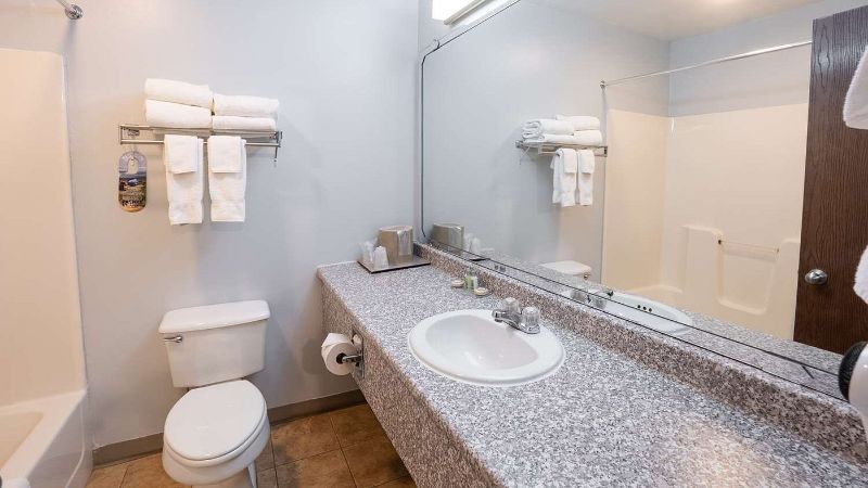 Fireside Inn & Suites, room with private jacuzzi, photo 3
