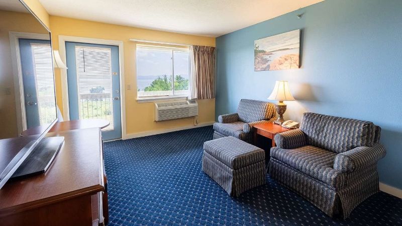 Fireside Inn & Suites, room with private jacuzzi, photo 4