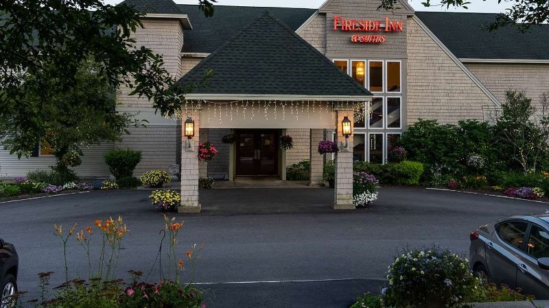 Fireside Inn & Suites, room with private jacuzzi, photo 7