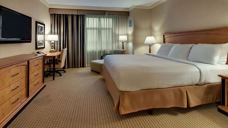 Hollywood Casino Bangor Hotel, room with private jacuzzi, photo 3