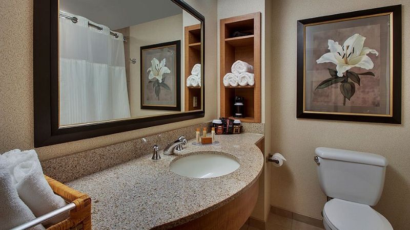 Hollywood Casino Bangor Hotel, room with private jacuzzi, photo 4