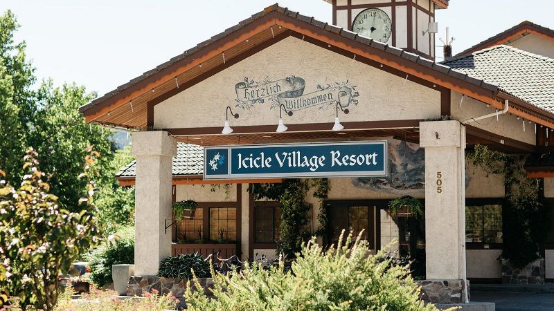 Icicle Village Resort, room with private jacuzzi, photo 6