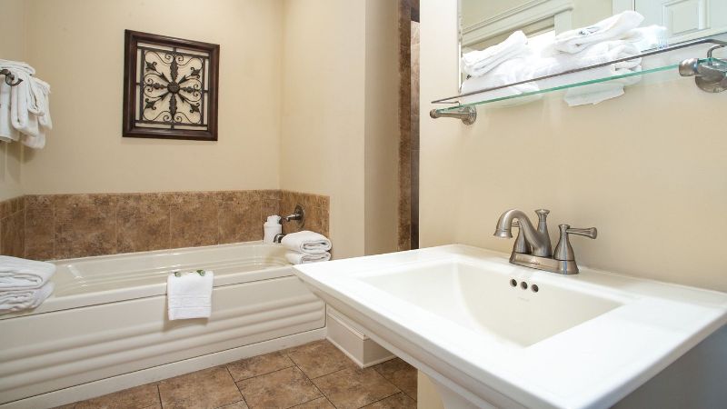The Sea Gate Inn, room with private jacuzzi, photo 3