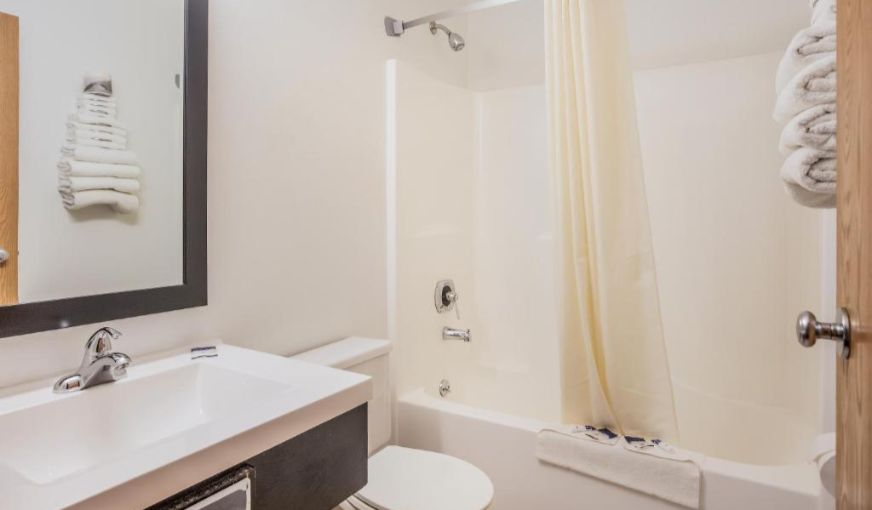Americas Best Value Inn Birch Run, room with private jacuzzi, photo 3