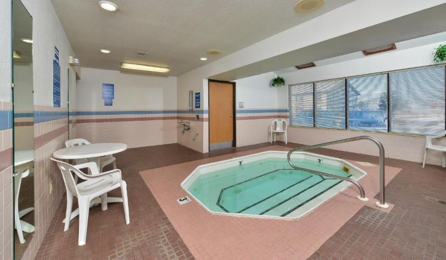 Americas Best Value Inn Birch Run, room with private jacuzzi, photo 7