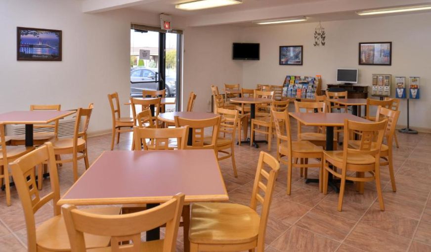 Americas Best Value Inn Birch Run, room with private jacuzzi, photo 8