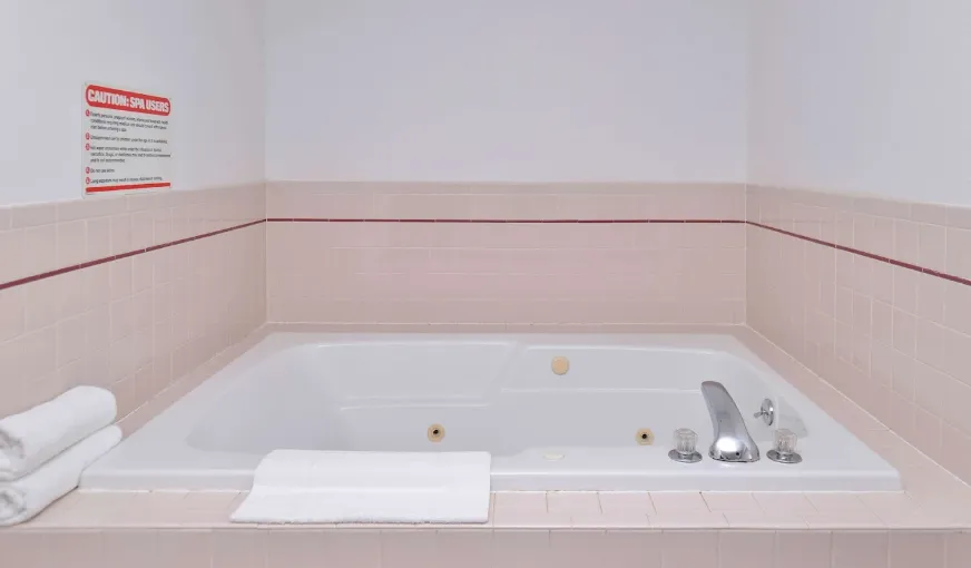 Americas Best Value Inn Birch Run, room with private jacuzzi, photo 2