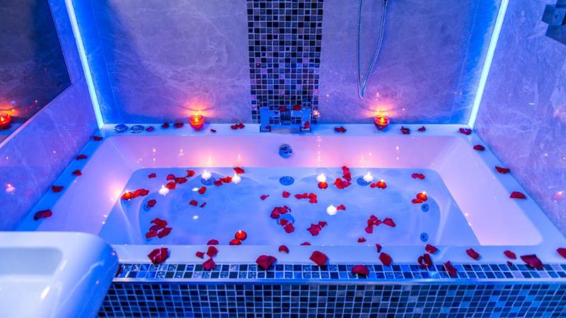 Aphrodite Suites Huddersfield, room with private jacuzzi, photo 1