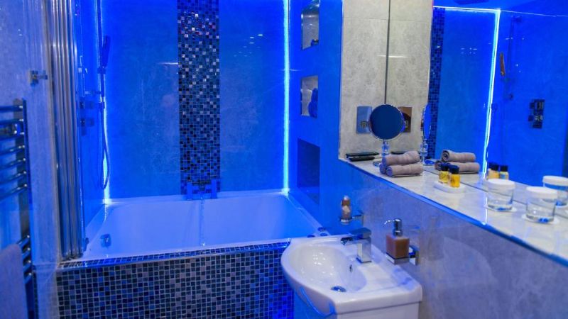 Aphrodite Suites Huddersfield, room with private jacuzzi, photo 2