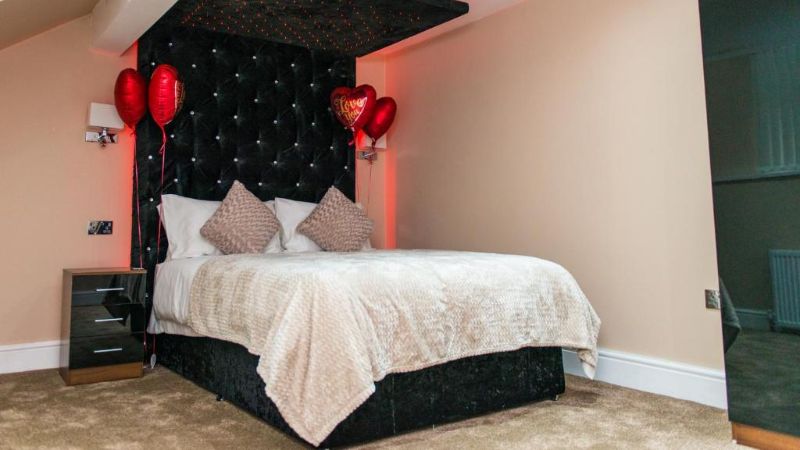 Aphrodite Suites Huddersfield, room with private jacuzzi, photo 3