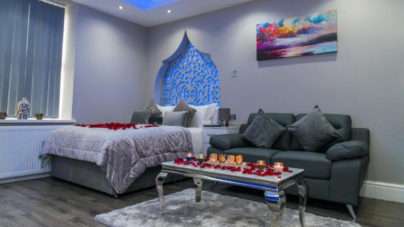 Aphrodite Suites Huddersfield, room with private jacuzzi, photo 4