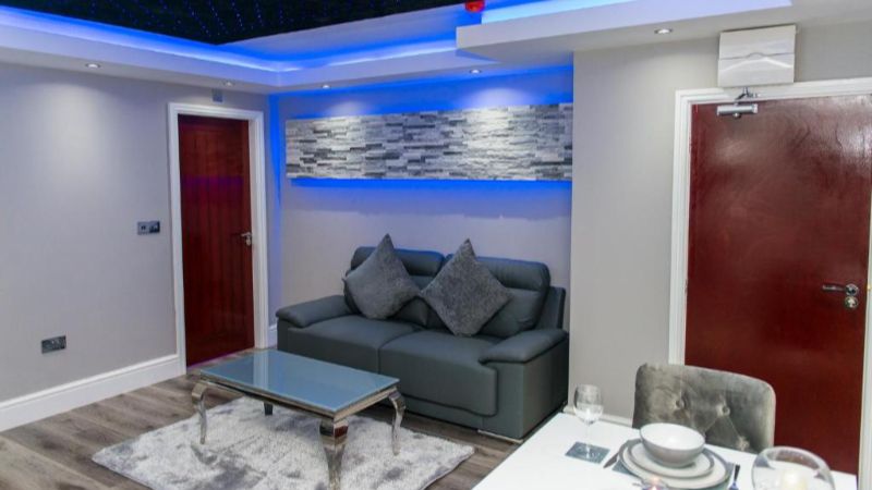 Aphrodite Suites Huddersfield, room with private jacuzzi, photo 5