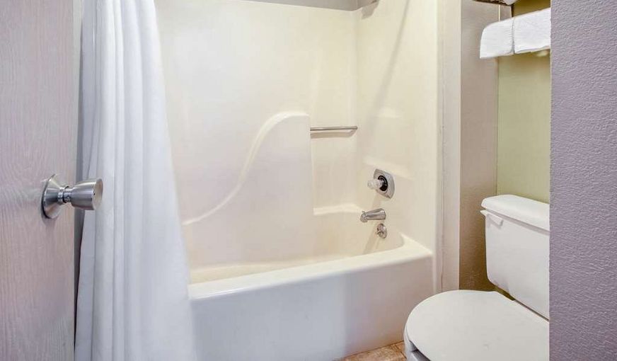 Baymont by Wyndham Grand Rapids Airport, room with private jacuzzi, photo 7