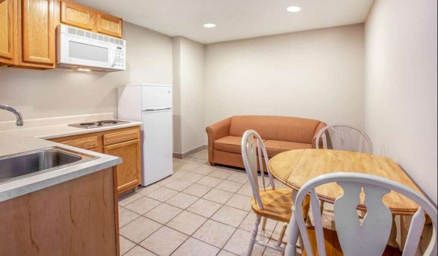 Baymont by Wyndham Grand Rapids Airport, room with private jacuzzi, photo 6