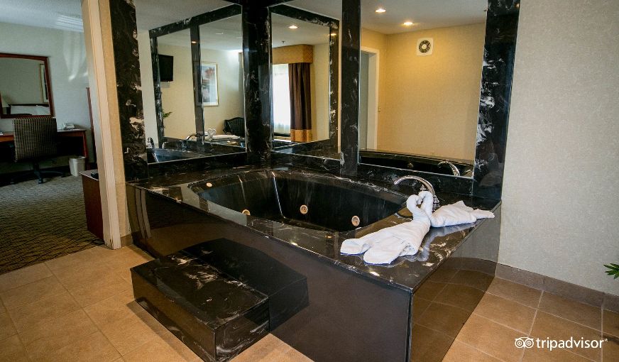 Baymont by Wyndham Grand Rapids Airport, room with private jacuzzi, photo 4
