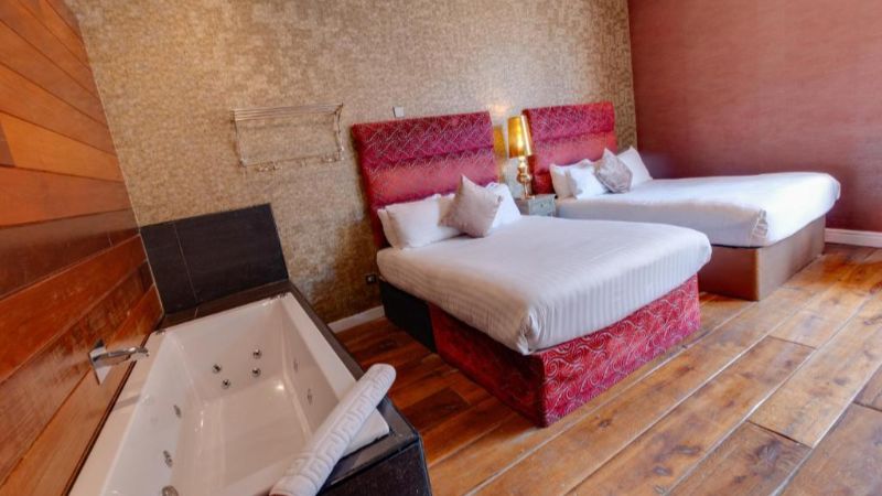 Boutique 56, room with private jacuzzi, photo 4
