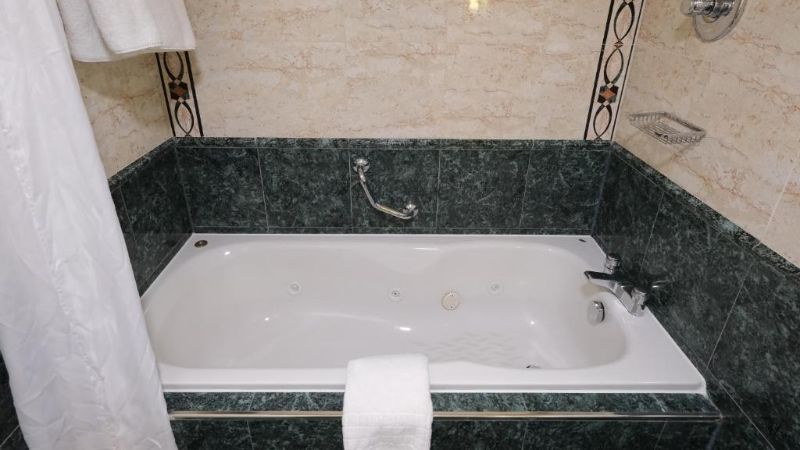 Crowne Plaza Liverpool John Lennon Airport, an IHG hotel, room with private jacuzzi, photo 1