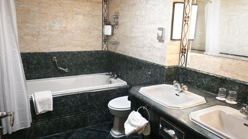 Crowne Plaza Liverpool John Lennon Airport, an IHG hotel, room with private jacuzzi, photo 2