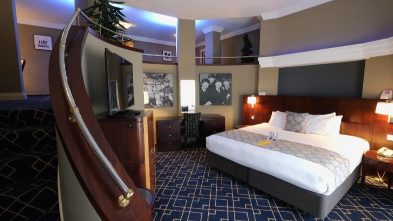 Crowne Plaza Liverpool John Lennon Airport, an IHG hotel, room with private jacuzzi, photo 3