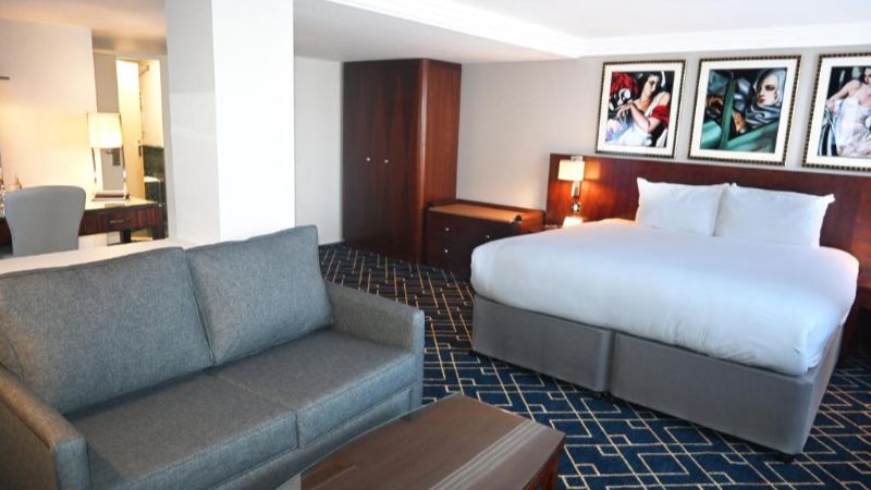 Crowne Plaza Liverpool John Lennon Airport, an IHG hotel, room with private jacuzzi, photo 4