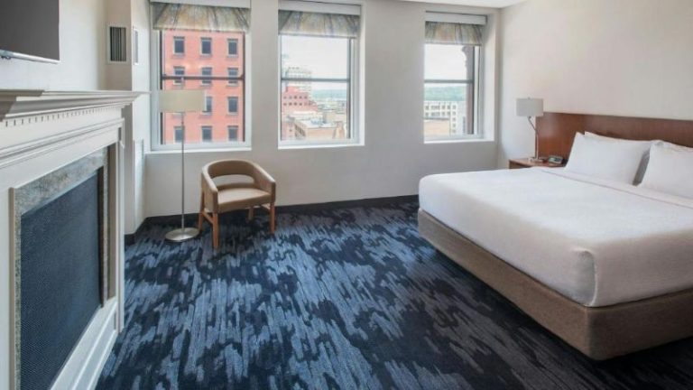 Fairfield Inn & Suites Albany Downtown, room with private jacuzzi, photo 4