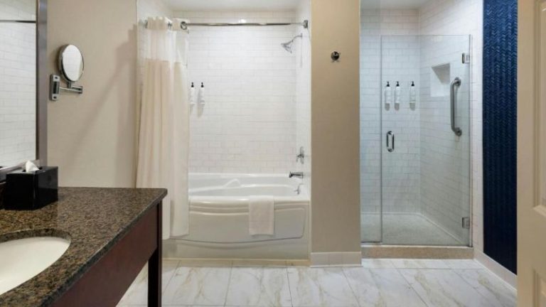 Fairfield Inn & Suites Albany Downtown, room with private jacuzzi, photo 3