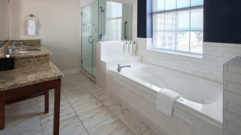 Fairfield Inn & Suites Albany Downtown, room with private jacuzzi, photo 2