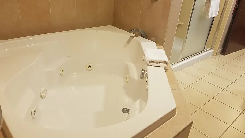 Hampton Inn Watertown 5 - jacuzzi hotel room