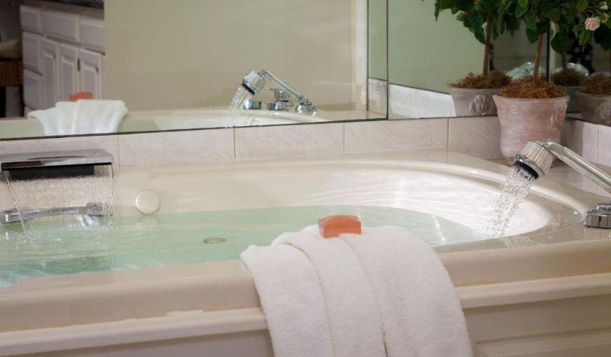Harbor Light Inn 10 - jacuzzi hotel room