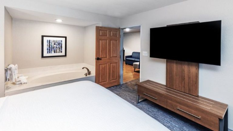 Holiday Inn Express & Suites Tulsa S Broken Arrow Hwy 51, an IHG hotel